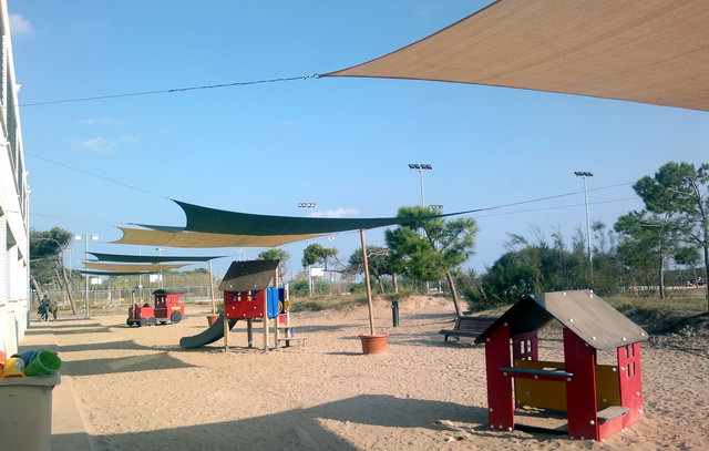 Tendals installats a la part posterior de l'Escola Gavà Mar per minimitzar l'impacte del sol a les classes d'infantil (17 d'Octubre de 2011)